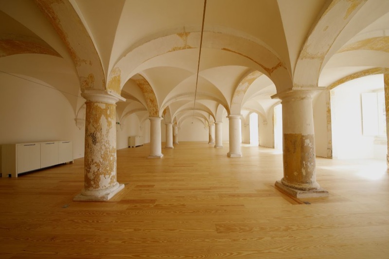 Sala Pedro, a vaulted stone hall inside the monastery
