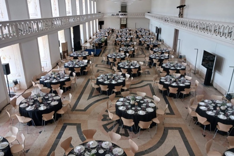 Salão Biblioteca set up for a gala dinner